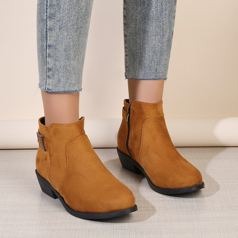 Ethnic Styling Tips - Jesienno-zimowe damskie botki na kwadratowym obcasie