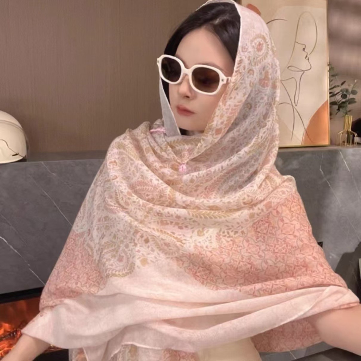 Ethnic Fashion Photography - Szal damski chroniący przed słońcem na